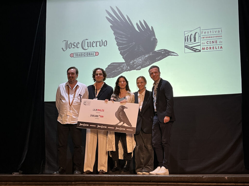 Foto de la entrega del premio a Lila Avilés.